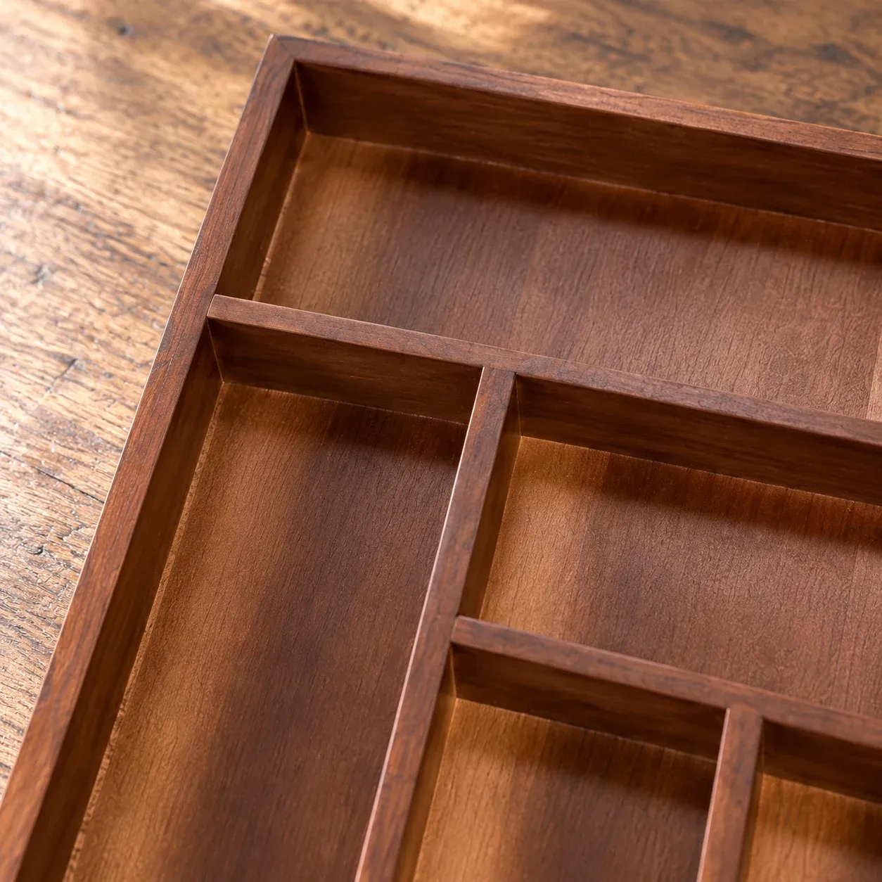 Malcolm Divided Tray - Walnut color, large 41.5 x 31.5 x 3.5 cm - construction detail